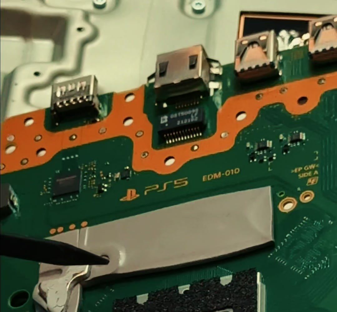 Troca de metal líquido no processador do PS5